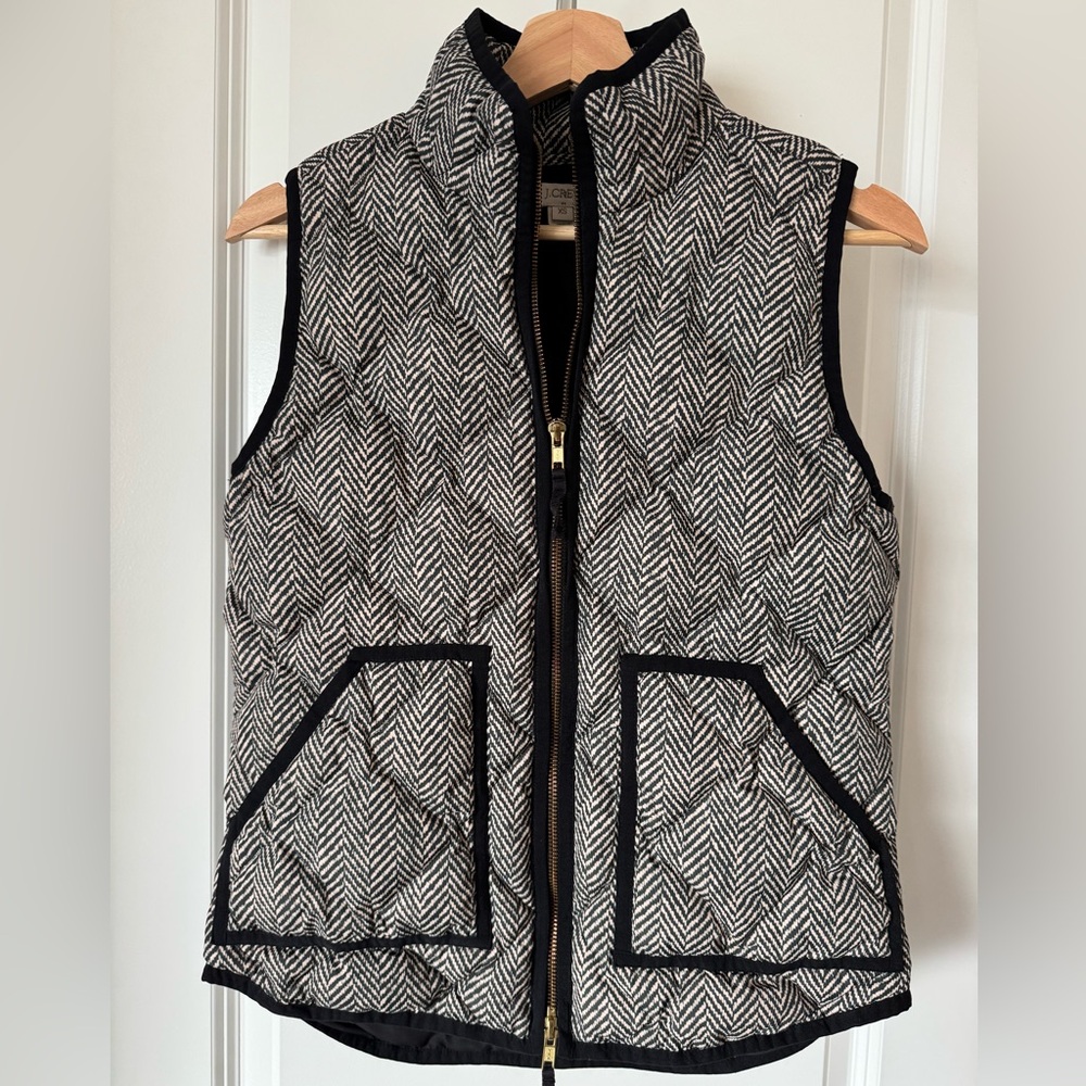 J.Crew Women’s quilted puffer vest w/ black & white houndstooth pattern. Size XS